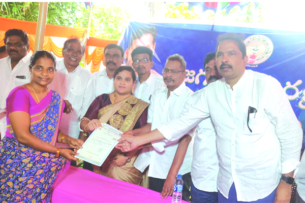 జగనన్న సురక్షలో ధ్రువపత్రాల పంపిణీ