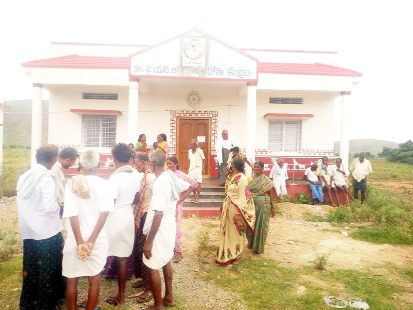 రైతు భరోసా కేంద్రానికి తాళం వేసి నిరసన తెలుపుతున్న రైతులు