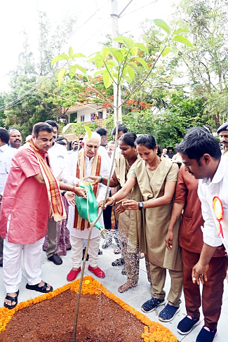 మొక్కను నీరు పోస్తున్న కేంద్రమంత్రి గడ్కరీ