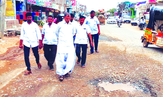  దెబ్బ తిన్న రోడ్లను పరిశీలిస్తున్న తులసిరెడ్డి