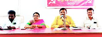 సమావేశంలో మాట్లాడతున్న మనోహర్‌