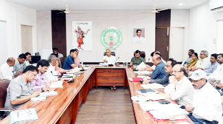 సమావేశంలో మాట్లాడుతున్న కలెక్టర్‌ గిరీష