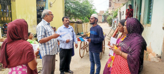 బీడీ కార్మికులతో మాట్లాడుతున్న ఓబులు