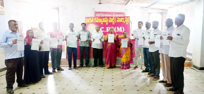 కరపత్రాలు ఆవిష్కరిస్తున్న సిపిఎం నాయకులు