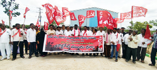 కలెక్టరేట్‌ వద్దకు ర్యాలీగా వస్తున్న సిపిఎం నాయకులు, కార్యకర్తలు