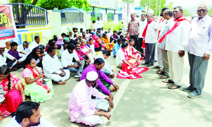ధర్నానుద్దేశించి మాట్లాడుతున్న సిపిఎం జిల్లా కార్యదర్శి జి. చంద్రశేఖర్‌