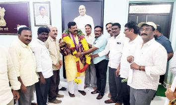 ఆకేపాటి అమర్‌నాధరెడ్డిని సన్మానిస్తున్న ఉద్యోగుల సంఘం నాయకులు