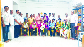 వైద్యులను సన్మానిస్తున్న సిఐ, ఇంటాక్‌ సభ్యులు