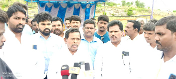 మీడియాతో మాట్లాడుతున్న ఎస్‌సి కమిషన్‌ చైర్మన్‌