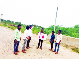 వీధి దీపాల్లేవని చూపిస్తున్న నాయకులు