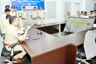 సమావేశంలో మాట్లాడుతున్న ఎఎస్‌పి విబి.రాజ్‌కమల్‌