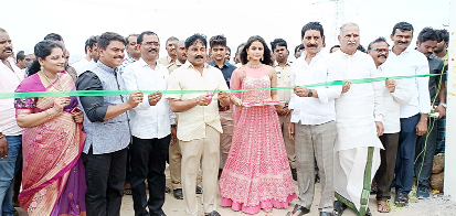సాన్‌ సెంటర్‌ ప్రారంభోత్సవంలో ప్రజాప్రతినిధులతో రాజశేఖర్‌రెడ్ది