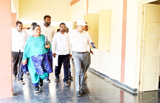 జడ్‌పి పాఠశాలను పరిశీలిస్తున్న కలెక్టర్‌ గిరీష