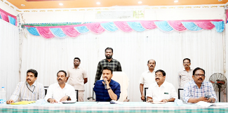 సమావేశంలో మాట్లాడుతున్న కలెక్టర్‌ గిరీష