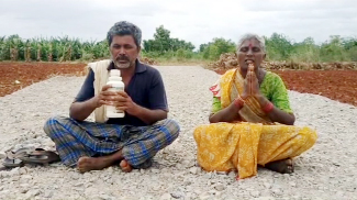 నిరసన తెలుపుతున్న సుబ్బయ్య దంపతులు