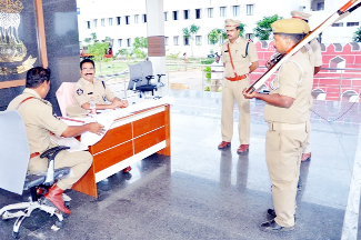 మాట్లాడుతున్న ఎస్‌పి గంగాధర్‌రావు