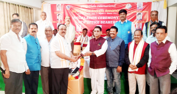 పోతుల వెంకట్రామిరెడ్డిని అభినందిస్తున్న సభ్యులు