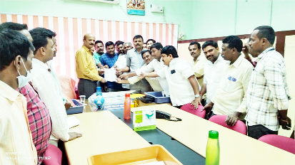 సమ్మె నోటీసు అందజేస్తున్న స్ట్రగుల్‌ కమిటీ నాయకులు