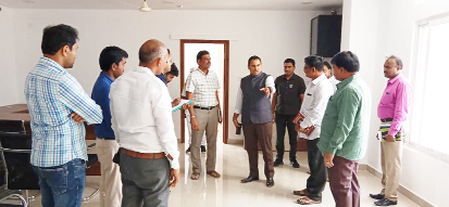 అధికారులకు సూచనలిస్తున్నకలెక్టర్‌ విజరురామరాజు
