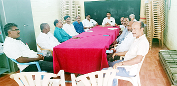 మాట్లాడుతున్న శ్రీనివాసులు