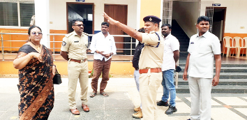 విద్యార్థి సోహిత్‌ మృతి గురించి వివరాలు తెలుసుకుంటున్న ఎస్‌పి అన్బురాజన్‌