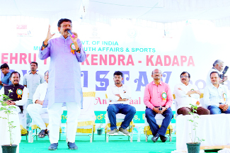 సమావేశంలో మాట్లాడుతున్న జిల్లా పరిషత్‌ చైర్మన్‌ అమర్‌నాథ్‌రెడ్డి