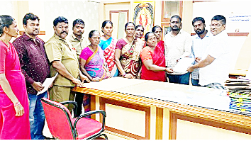 కమిషనర్‌కు వినతిపత్రం ఇస్తున్న కార్మికులు