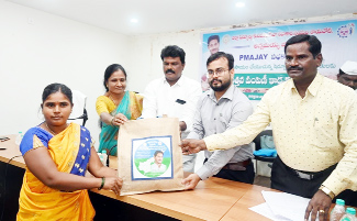 మహిళా రైతుకు విత్తనాల కిట్‌ను అందజేస్తున్న జెసి