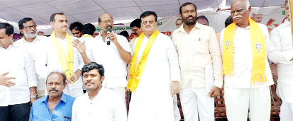 మహాధర్నాలో మాట్లాడుతున్న రాష్ట్ర సర్పంచుల సంఘం వ్యవస్థాప అధ్యక్షులు రాజేంద్రప్రసాద్‌