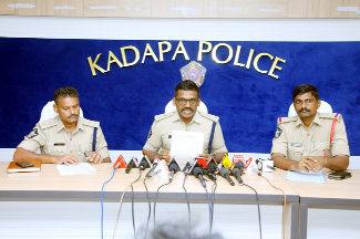 భవనంపై నుంచి కిందపడి విద్యార్థి మృతి