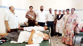 కంటి రోగులను పరీక్షిస్తున్న వైద్యులు