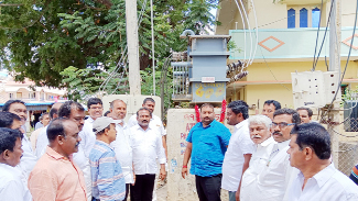 ట్రాన్స్‌ఫార్మర్‌ను ప్రారంభిస్తున్న శ్రీకాంత్‌రెడ్డి