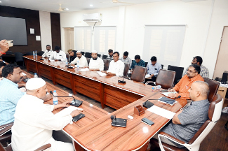 సమావేశంలో మాట్లాడుతున్న కలెక్టర్‌ గిరీష