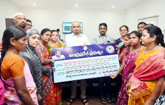 లబ్ధిదారులకు చెక్కును అందజేస్తున్న కలెక్టర్‌ గిరీష