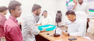 కలెక్టర్‌ గిరీషకు వినతిపత్రం ఇస్తున్న ఎస్‌ఎఫ్‌ఐ జిల్లా కార్యదర్శి నరసింహ