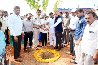 మొక్క నాటుతున్న కలెక్టర్‌, ఎస్‌పి, జెసి