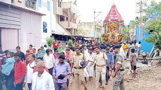 రథోత్సవంలో పాల్గొన్న భక్తులు, ప్రజలు