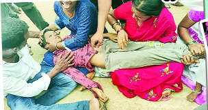 విద్యార్థి మృతదేహం వద్ద రోధిస్తున్న తల్లి, బంధువులు