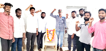 అల్లూరి చిత్రపటానికి నివాళులర్పిస్తున్న డివైఎఫ్‌ఐ, ఎస్‌ఎఫ్‌ఐ నాయకులు