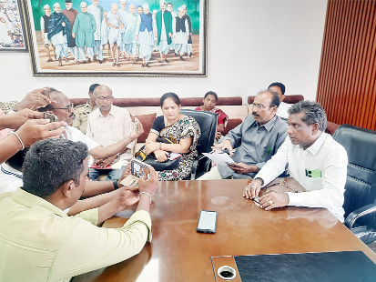 సమావేశంలో మాట్లాడుతున్న నిజనిర్ధారణ కమిటీ సభ్యులు