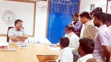 ఆర్‌డిఒతో మాట్లాడుతున్న టిడిపి ఎమ్మెల్సీ రాంగోపాల్‌రెడ్డి