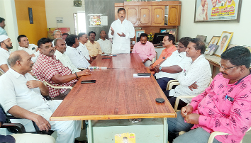 రౌండ్‌టేబుల్‌ సమావేశంలో మాట్లాడుతున్న హరిప్రసాద్‌