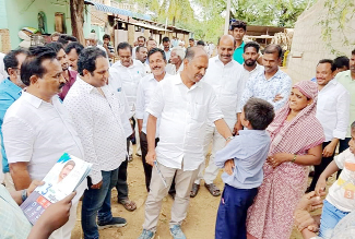 విద్యార్థితో మాట్లాడుతున్న గడికోట శ్రీకాంత్‌రెడ్డి