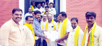 తహశీల్దార్‌ చంద్రశేఖర్‌ రెడ్డికి వినతిపత్రం ఇస్తున్న టిడిపి నాయకులు