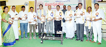 పుస్తకాన్ని ఆవిష్కరిస్తున్న ఎమ్మెల్యే, ప్రముఖులు