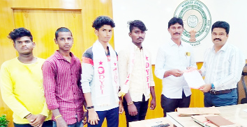 ఆర్‌డిఒకు వినతి పత్రం అందజేస్తున్న డివైఎఫ్‌ఐ నాయకులు