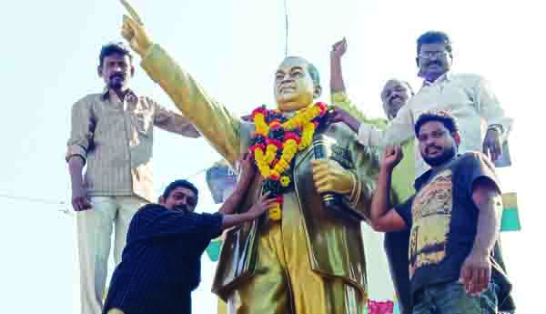 పంచ్‌ ప్రభాకర్‌పై కేసు నమోదు చేయాలి