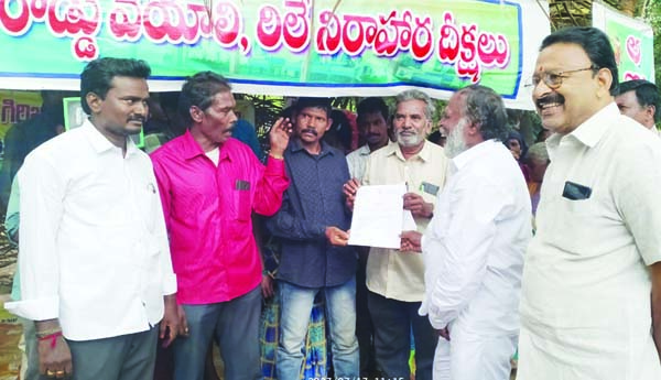 రిలే దీక్షలు విరమించాలి