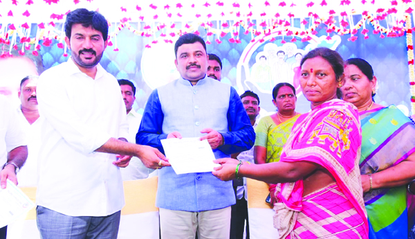 ప్రభుత్వ పథకాలను వినియోగించుకోండి: కలెక్టర్‌