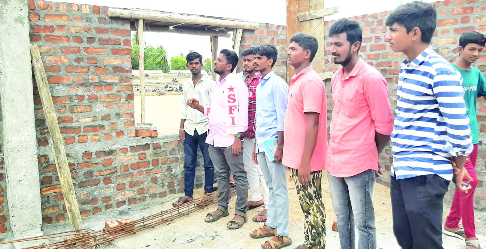 పనులను పరిశీలిస్తున్న నాయకులు